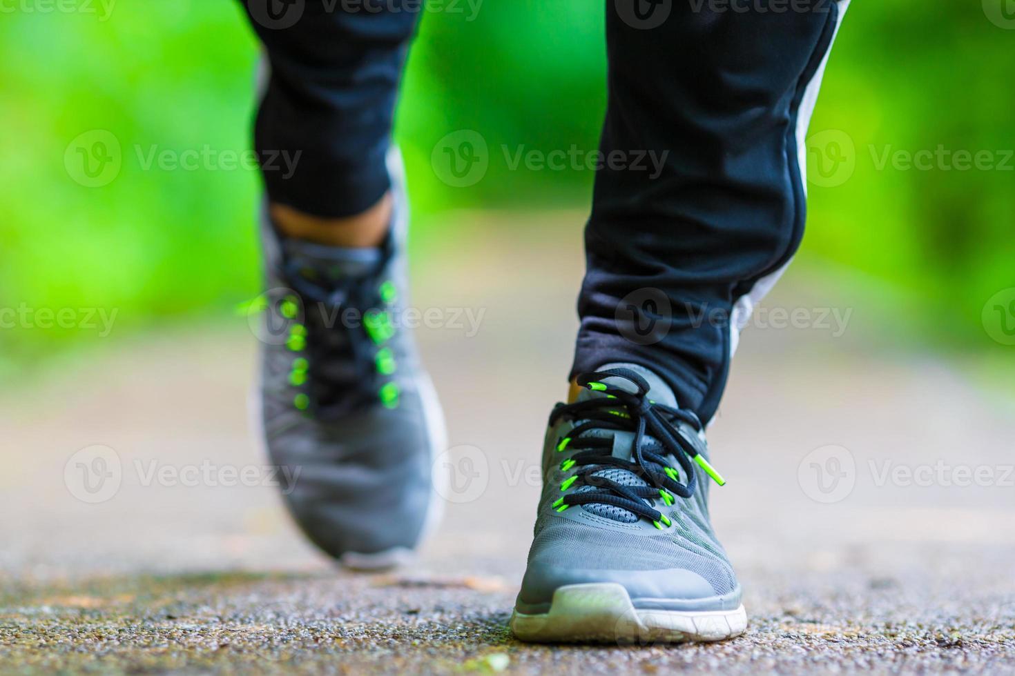 Nahaufnahme auf dem Schuh des Sportlers Läufer Mann Füße auf der Straße laufen foto