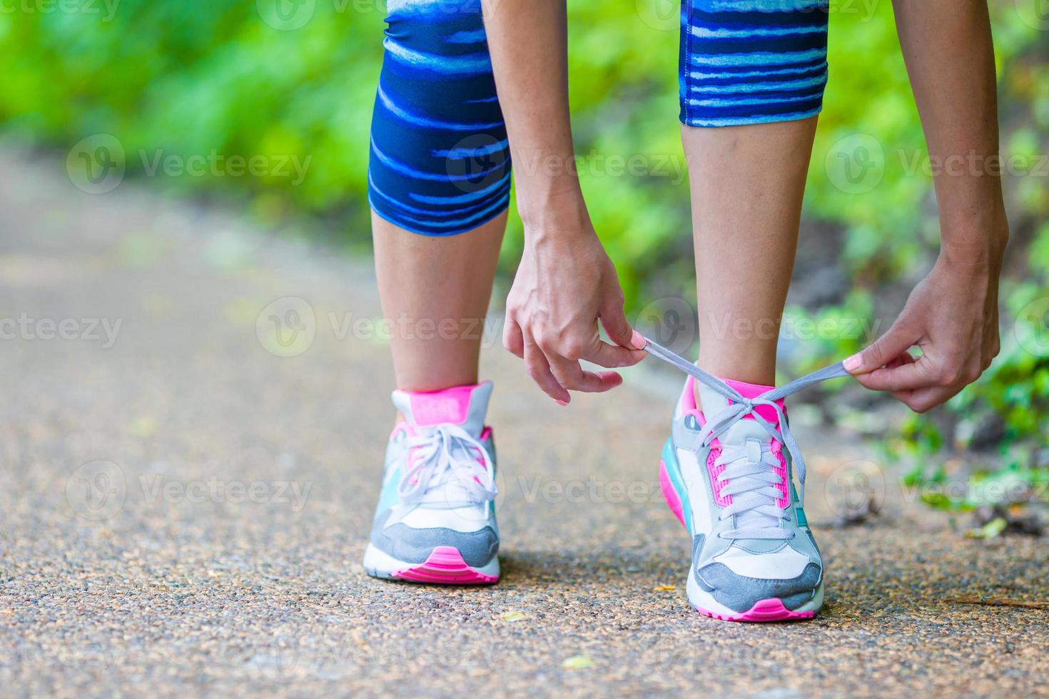 Nahaufnahme auf dem Schuh der Sportlerin, Läuferin, Frau, die auf der Straße läuft foto