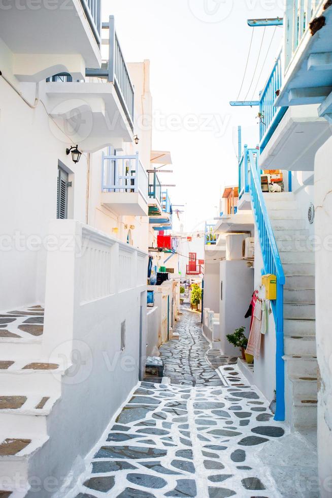 schöne Straßen mit blauen Balkonen, Treppen und Blumen in Töpfen. schöne architektur gebäude außen mit kykladischem stil. foto