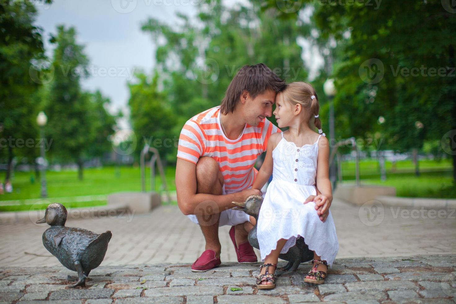 junger glücklicher vater mit tochter im park viel spaß foto