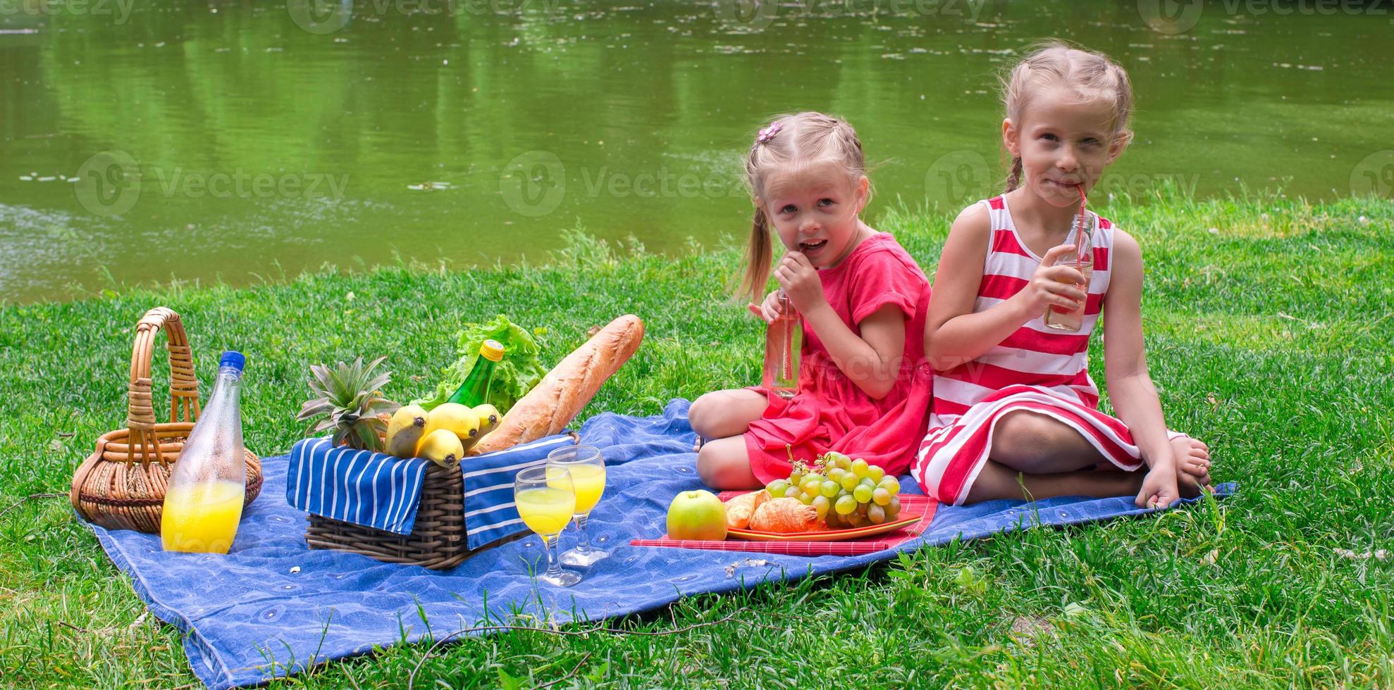 süße kleine mädchen picknicken im freien foto