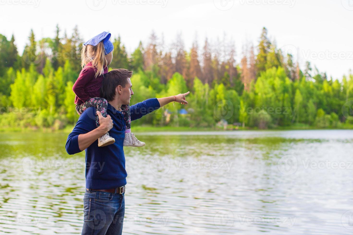 junger vater und kleines mädchen angeln im freien foto