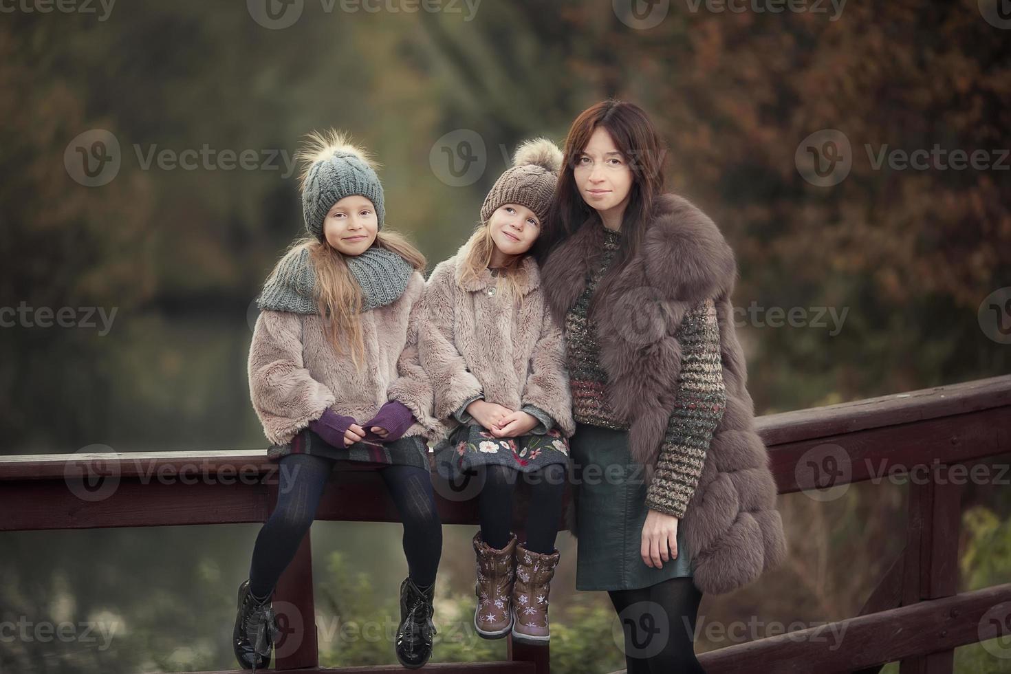 entzückende kleine Mädchen mit Mutter im Herbstpark im Freien foto