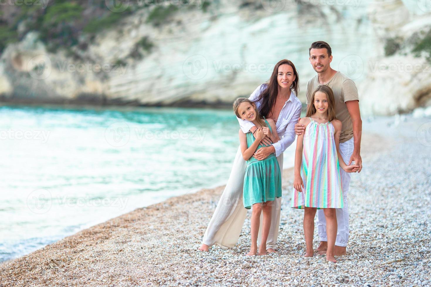 junge familie im urlaub hat viel spaß foto