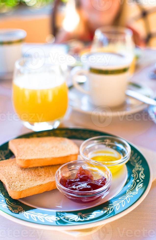 Gesundes Frühstück auf dem Tisch hautnah im Restaurant Resort im Freien foto