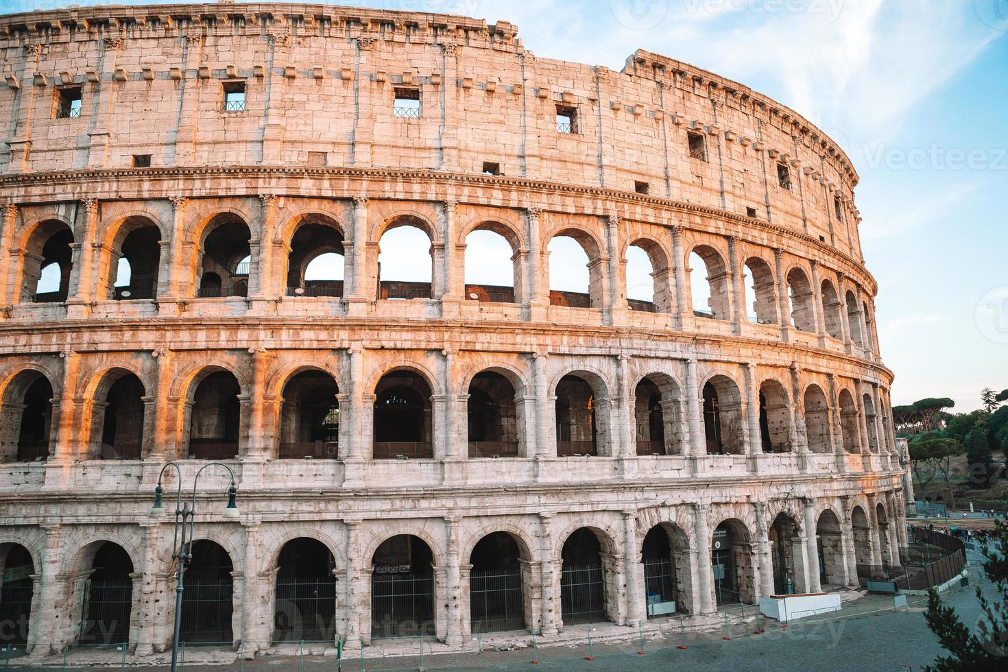 kolosseum oder kolosseum hintergrund blauer himmel in rom foto