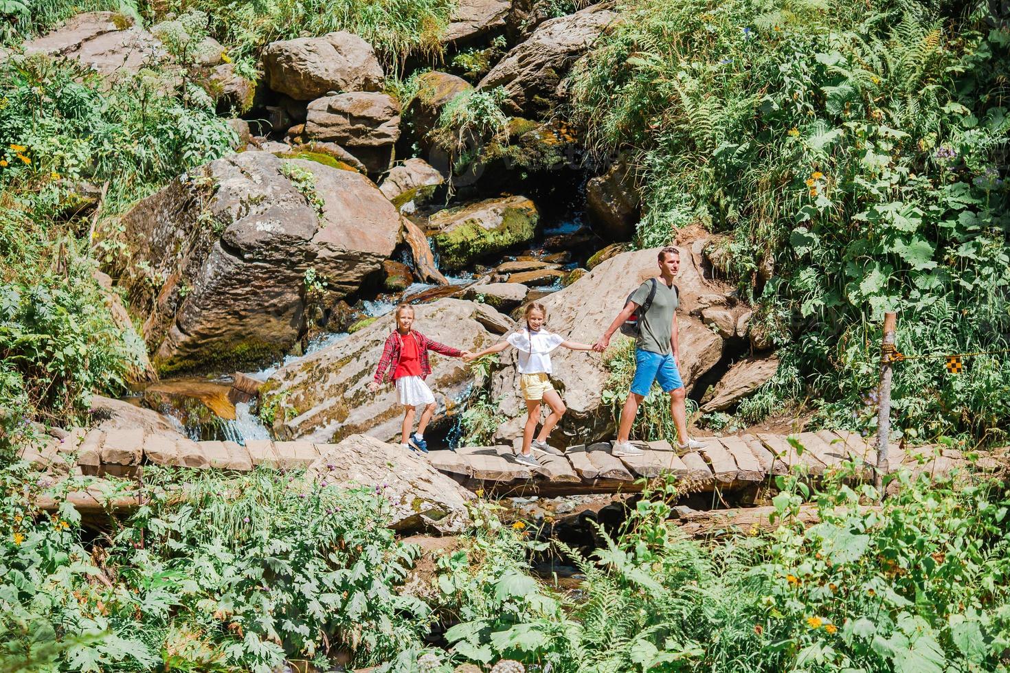 schöne Kinder und glücklicher Mann in den Bergen im Hintergrund des Nebels foto