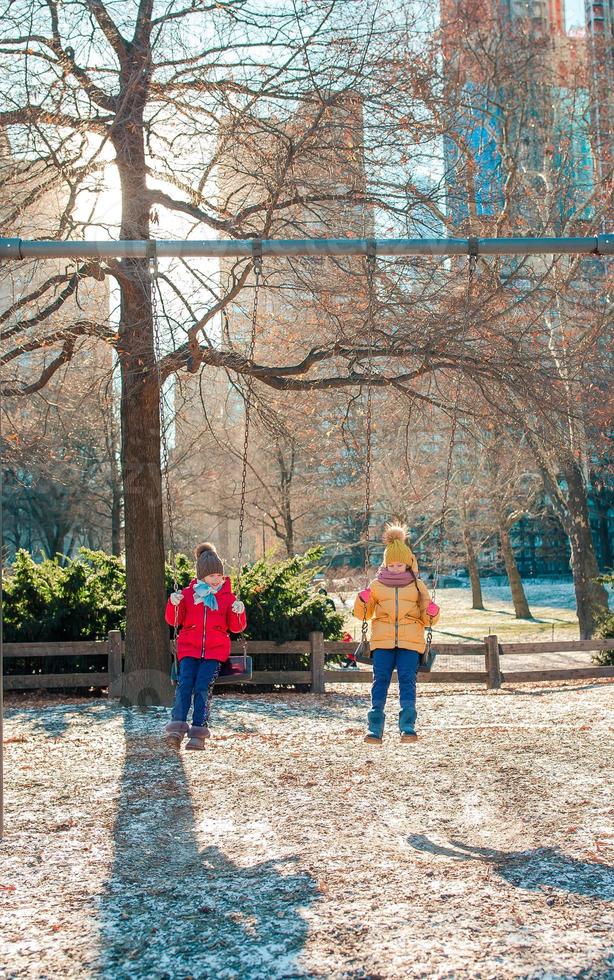 Entzückende kleine Mädchen, die sich im Central Park in New York City amüsieren foto