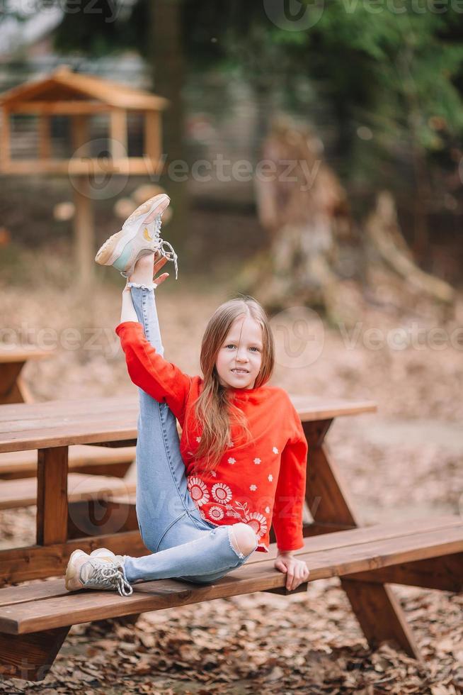 kleines Mädchen im Outdoor-Park an ihrem Wochenende foto