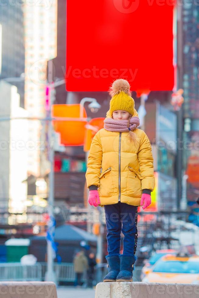 Entzückendes kleines Mädchen viel Spaß auf dem Times Square in New York City foto