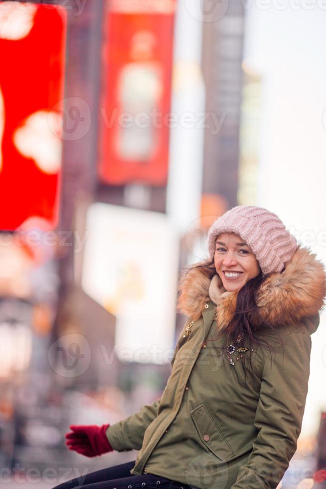 new york city frau als time square tourist oder junge glückliche frau, die manhattan, new york city, new york, usa besucht. foto