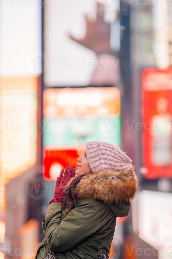 new york city frau als time square tourist oder junge glückliche frau, die manhattan, new york city, new york, usa besucht. foto