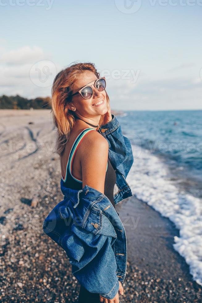 Outdoor-Modeporträt einer stilvollen Frau am Strand. foto