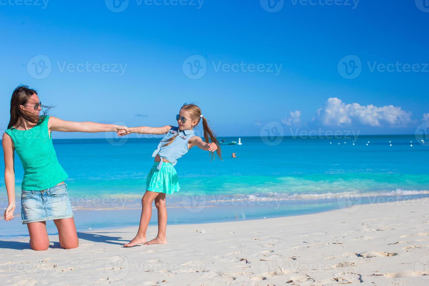 junge mutter und entzückende kleine tochter genießen sommerferien foto