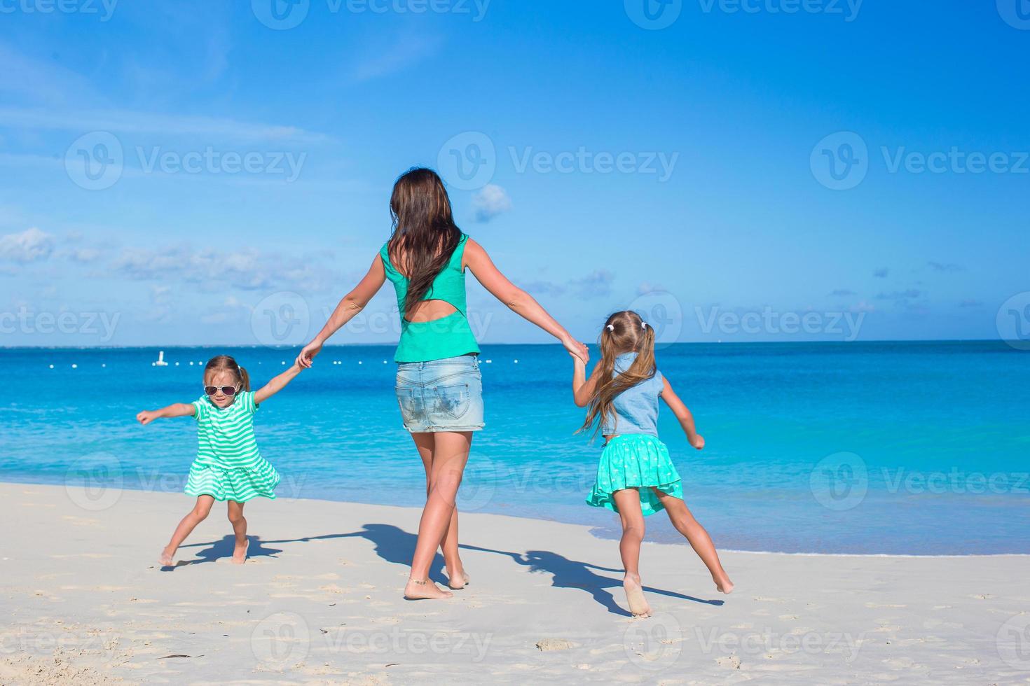 kleine Mädchen und glückliche Mutter während des Strandurlaubs foto