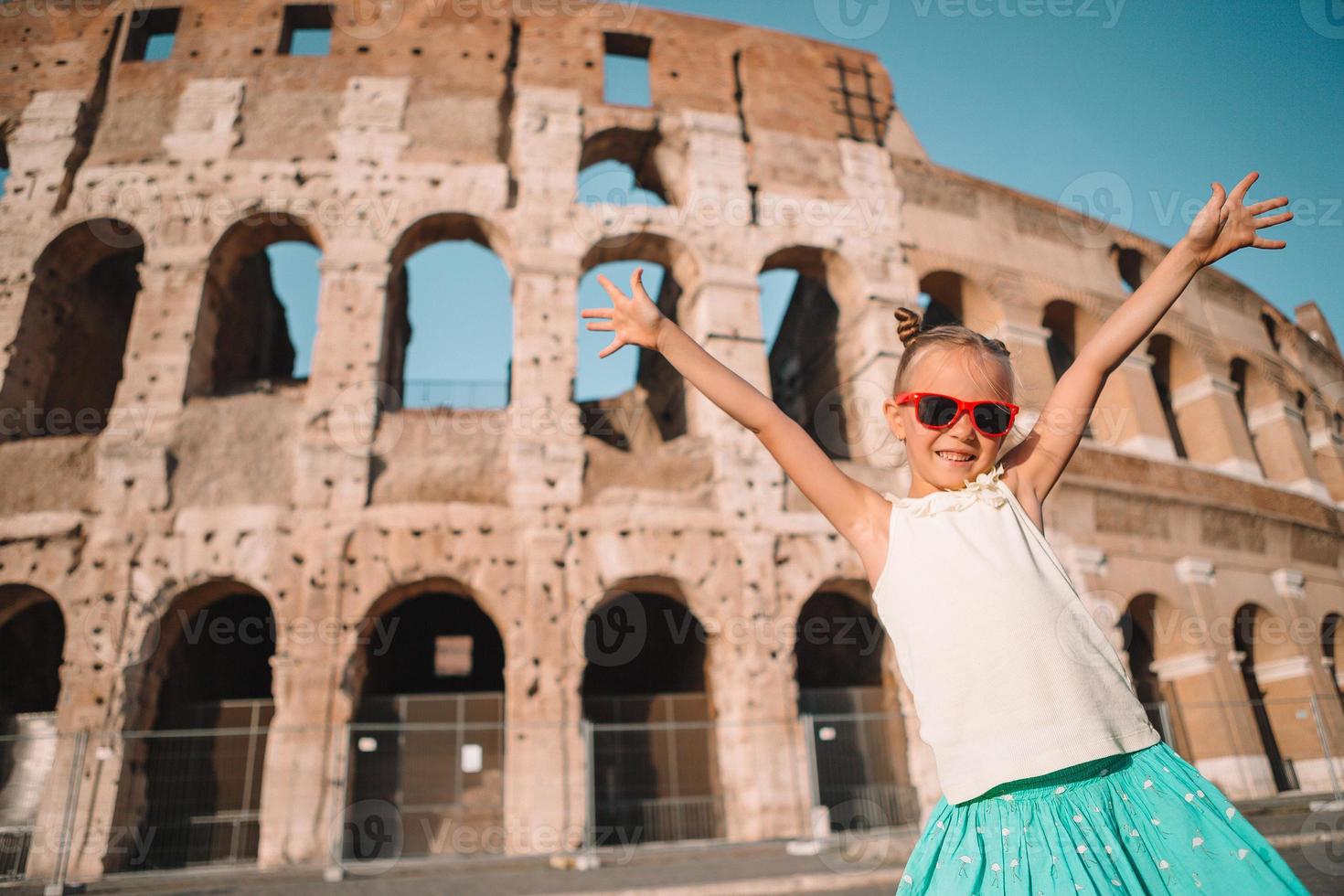 kleines Mädchen vor dem Kolosseum in Rom, Italien foto