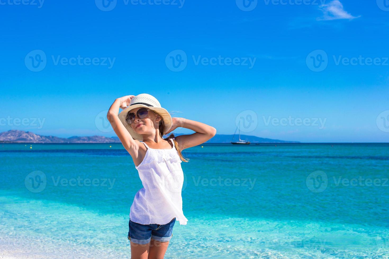 kleines glückliches mädchen, das strandurlaub genießt foto