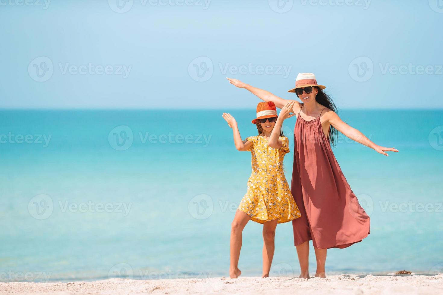 schöne Mutter und Tochter am Strand foto