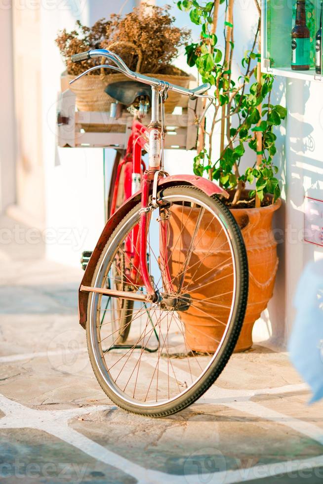 schönes altes fahrrad in der nähe des hauses auf der italienischen straße foto