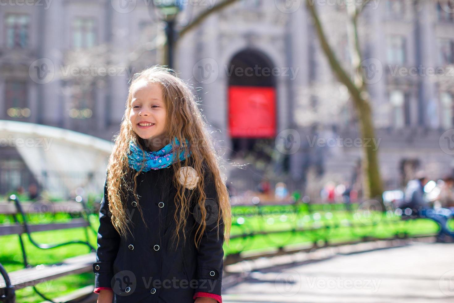 entzückendes kleines mädchen viel spaß in new york city foto