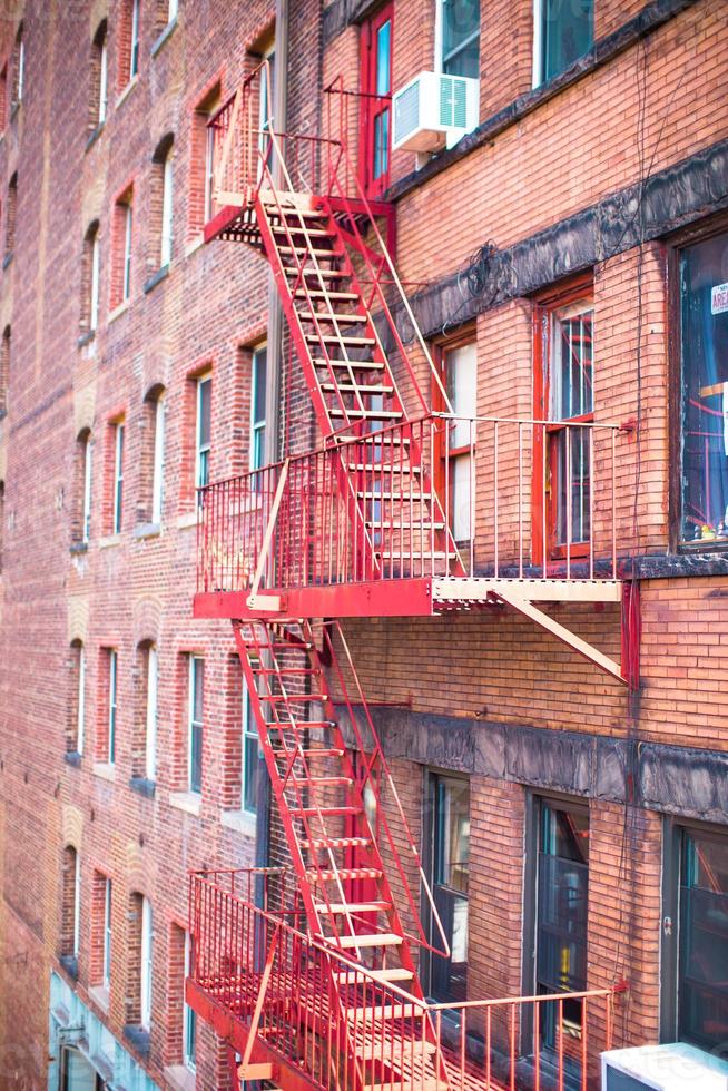 alte Häuser mit Treppen im historischen Viertel von West Village foto