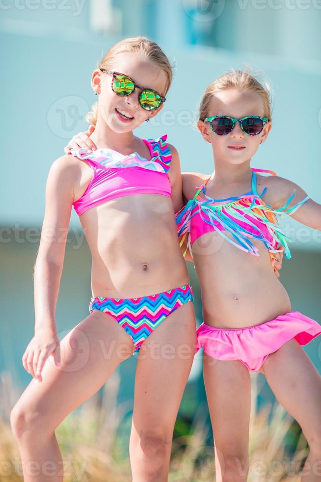 Entzückende kleine Mädchen genießen ihre Sommerferien in Griechenland foto