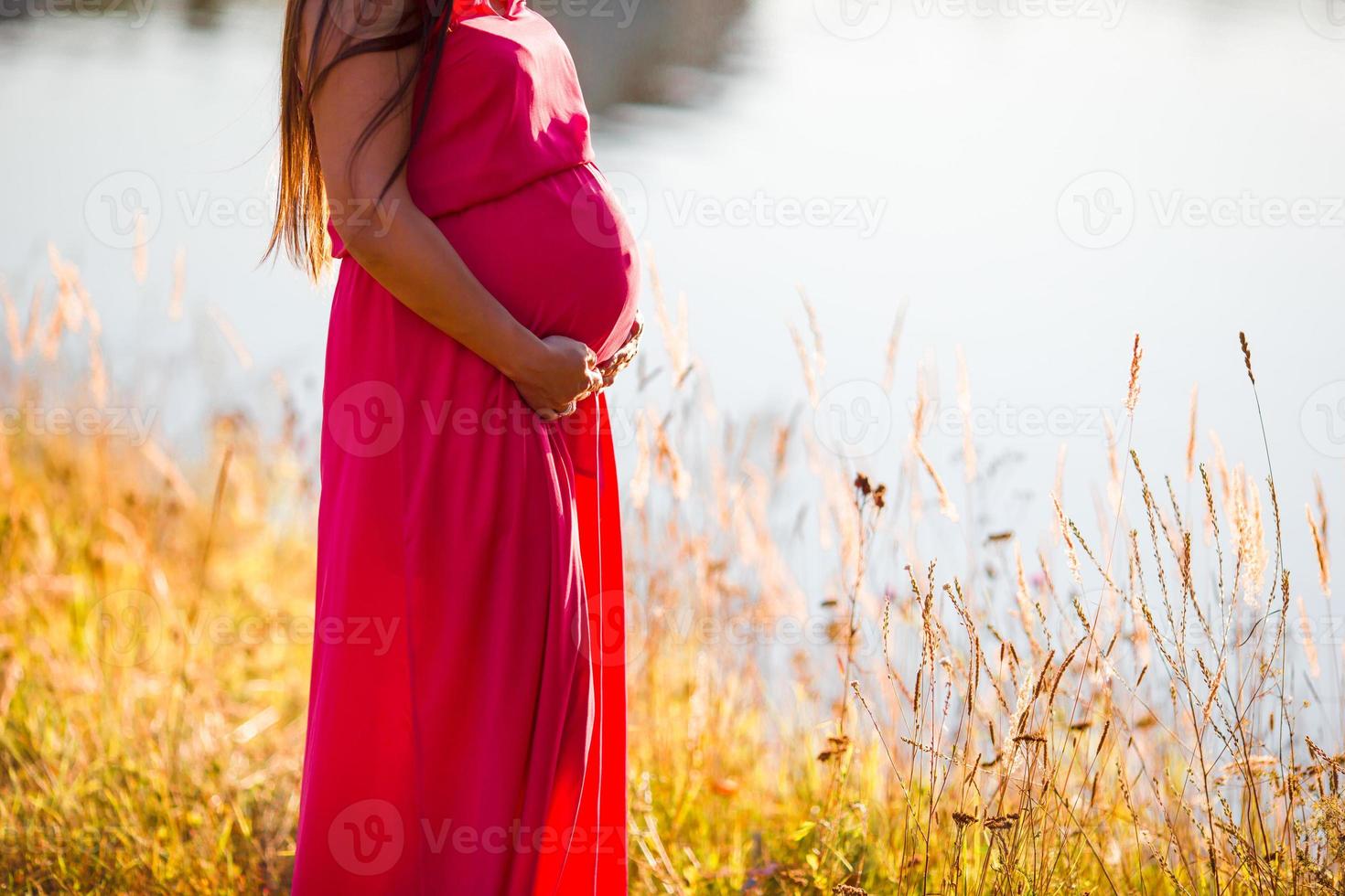 schwangere Frau im Park im Freien, warmes Wetter foto