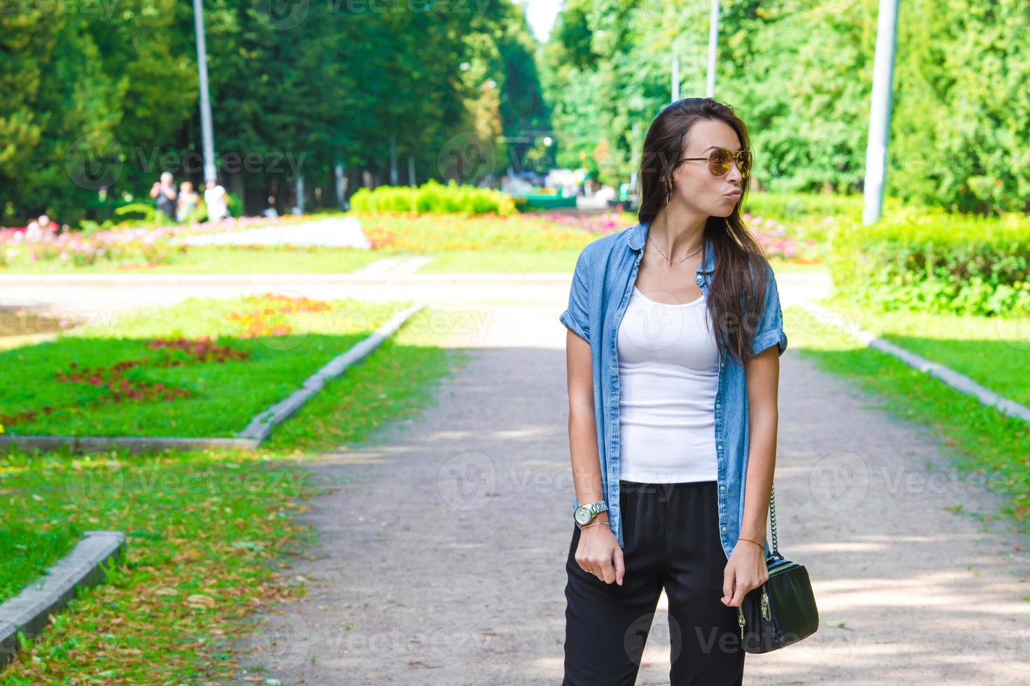 junge Frau, die am Sommertag im Freien spazieren geht foto