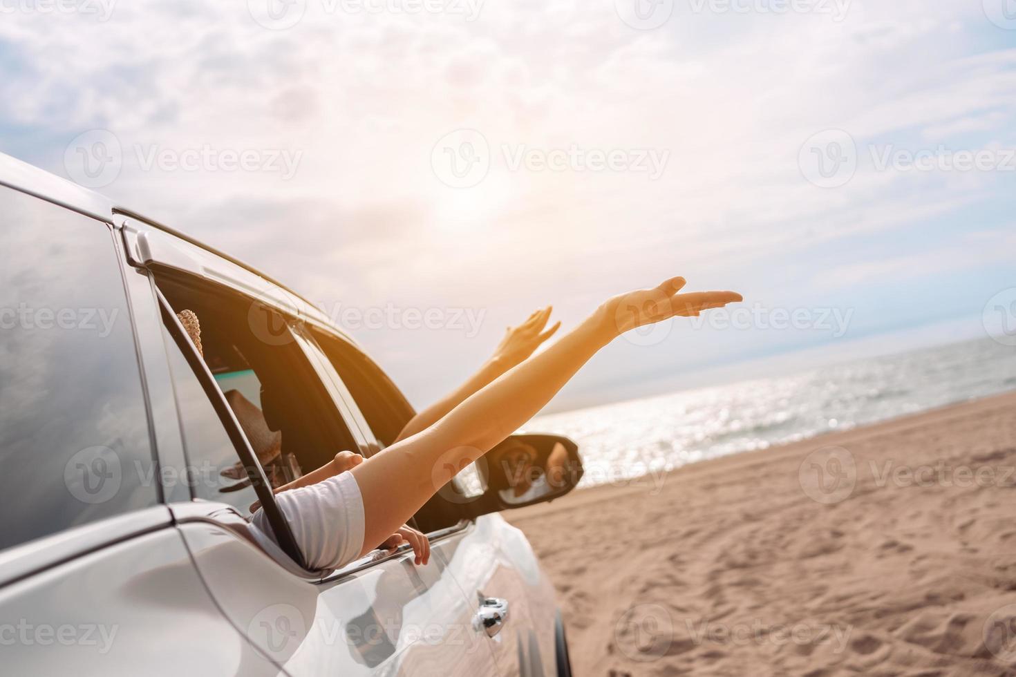 Schrägheckautoreise fahrender Roadtrip von Familiensommerferien im Auto bei Sonnenuntergang, Mädchen, die glücklich reisen, genießen Sie Ferien und Entspannung zusammen, bekommen Sie die Atmosphäre und gehen Sie zum Ziel foto