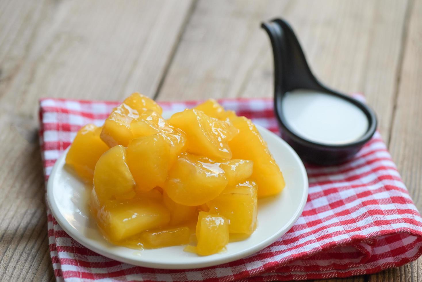 Maniok-Essen auf dem Tisch Essen, süßes Dessert aus gekochtem Maniok, Zucker und Kokosmilch - thailändisches Dessert foto