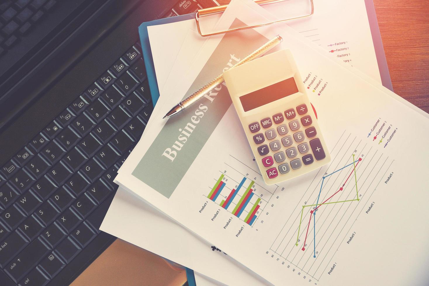 Geschäftsbericht Diagramm Vorbereitung Diagramme Taschenrechner auf Laptop zusammenfassender Bericht in Statistiken Kreis Kreisdiagramm auf Papier foto