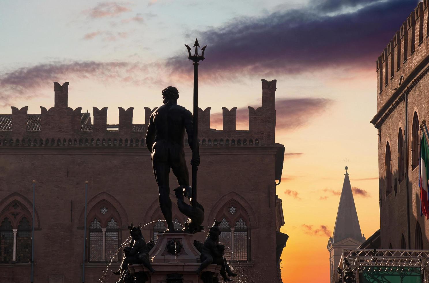 der neptunbrunnen in bologna im morgengrauen. Italien foto