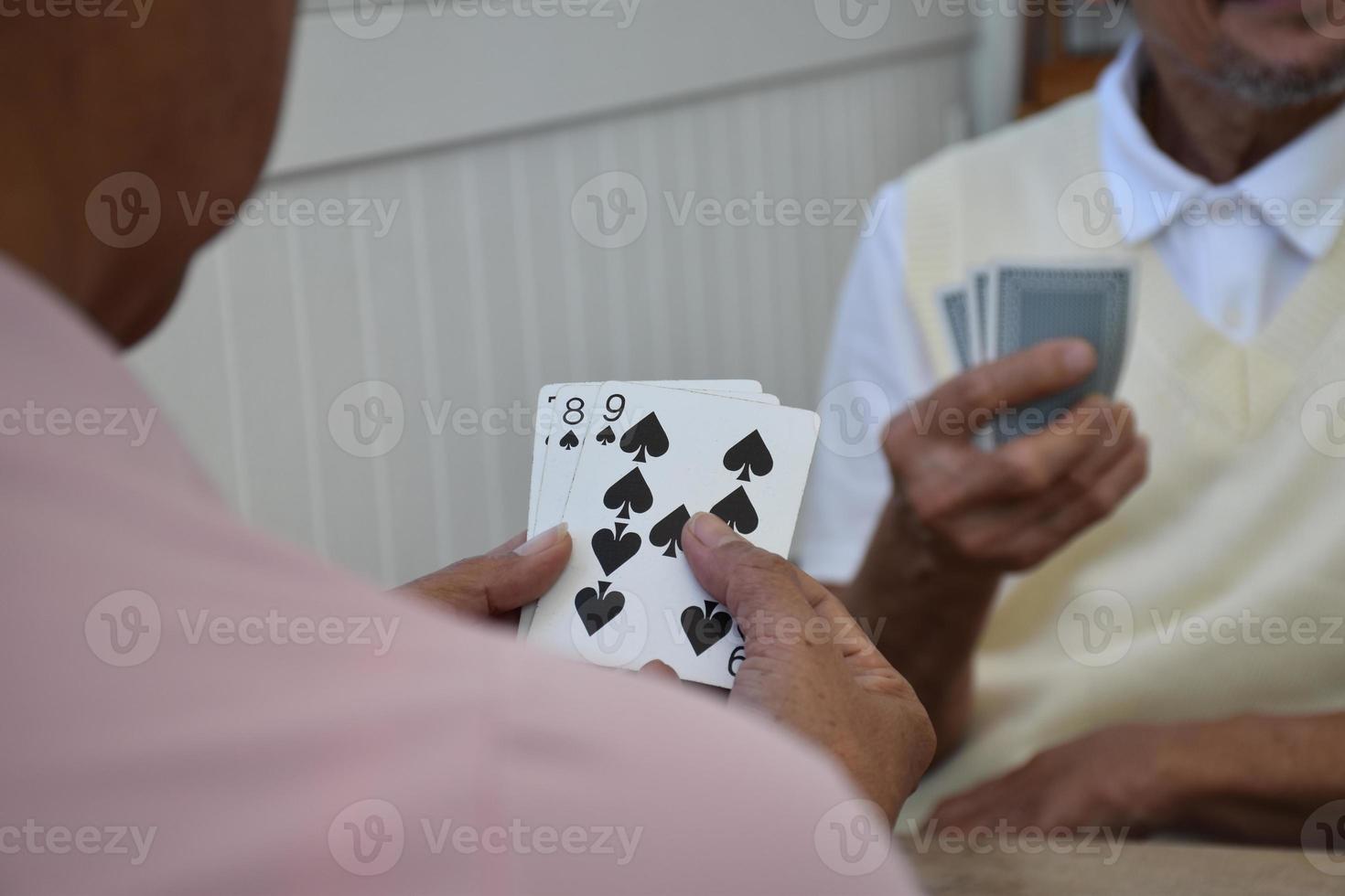 kartenspiel älterer menschen zu hause in ihren freizeiten, erholung und glück älterer menschen konzept. foto