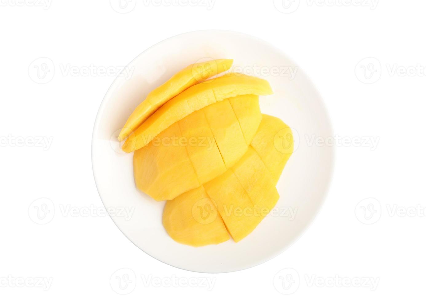 Reife Mangos in einem Teller auf weißem Hintergrund foto