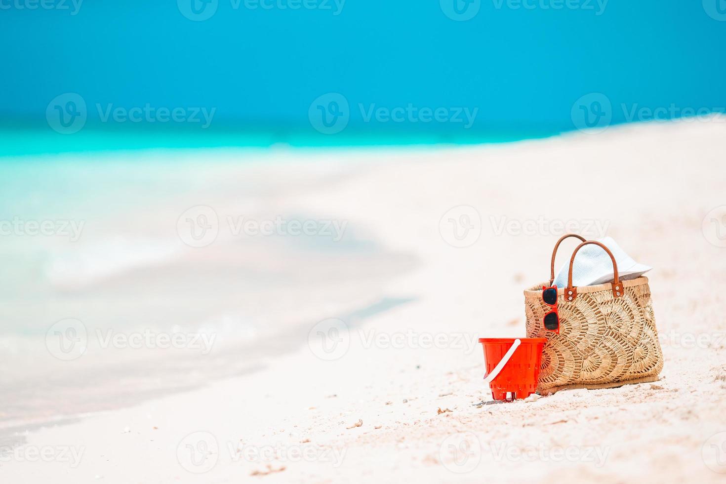 Strandzubehör - Strohsack, Hut und Sonnenbrille am Strand foto