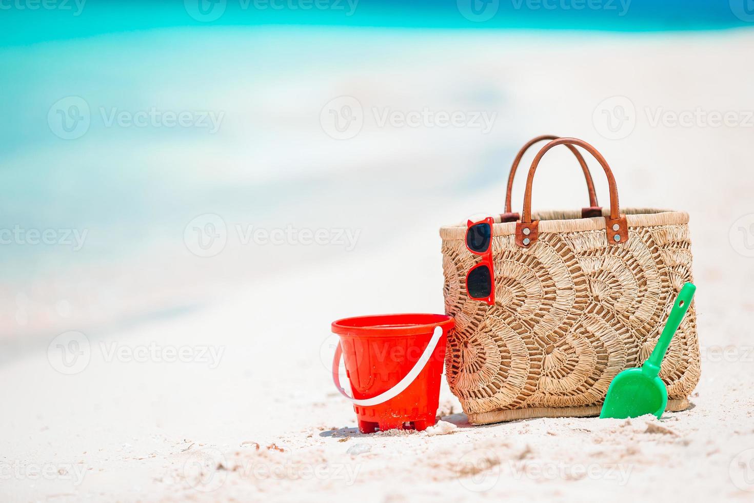 Strandzubehör - Strohsack, Hut und Sonnenbrille am Strand foto