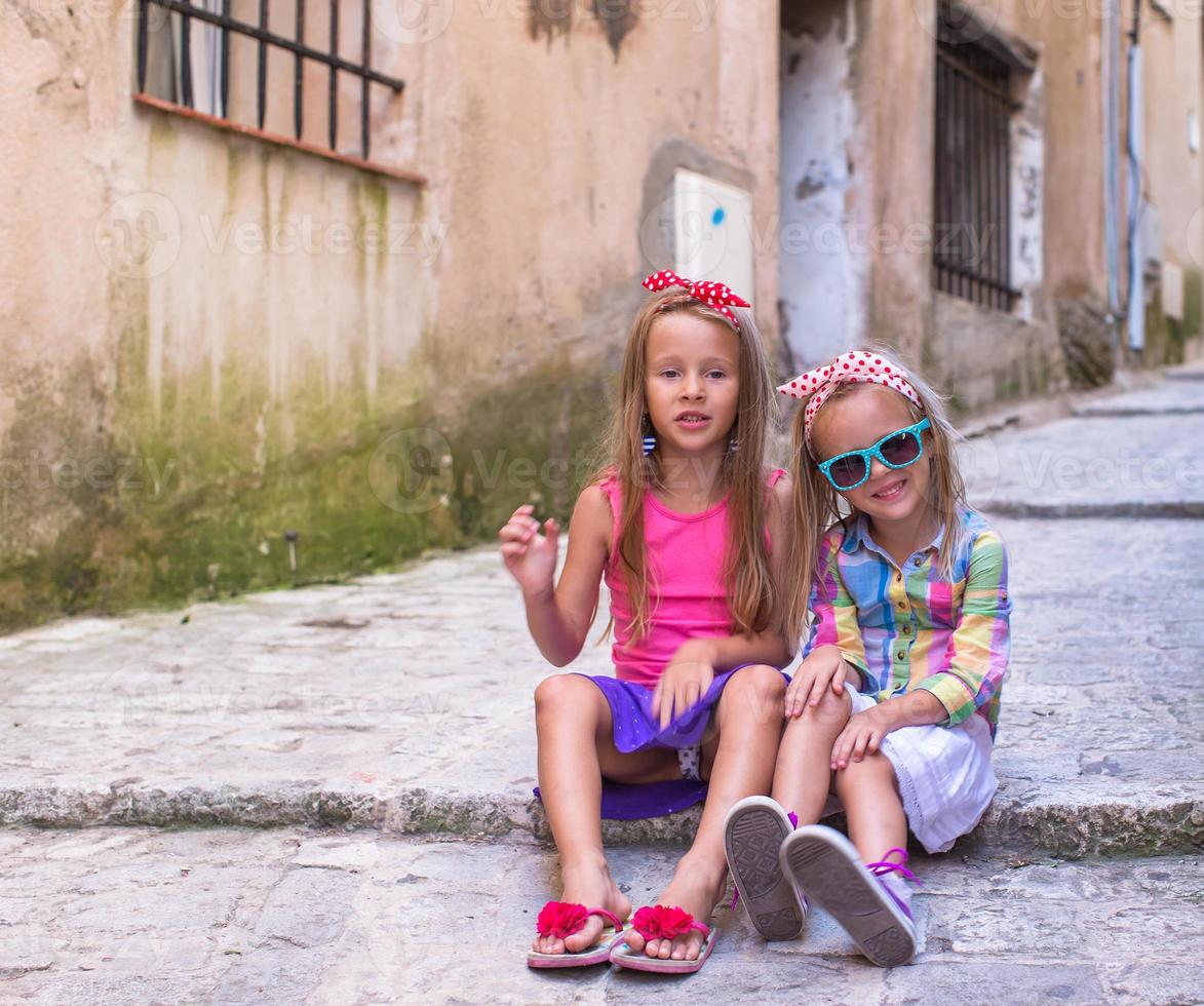 entzückende kleine Mädchen im Freien in der europäischen Stadt foto