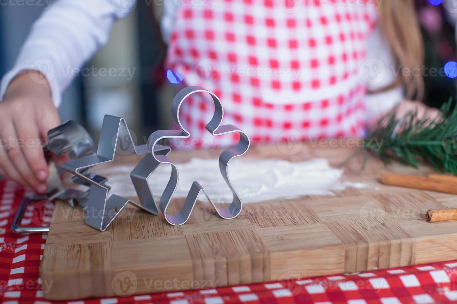 weihnachtsformen gebäckausstechformen auf holzbrett foto