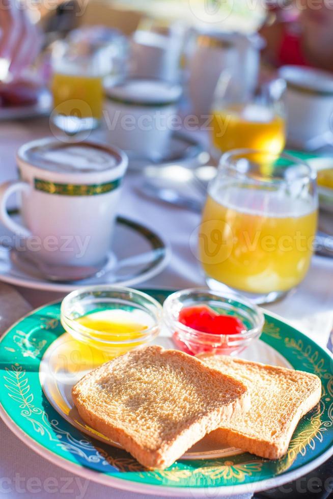 Gesundes Frühstück im Restaurant Resort im Freien foto