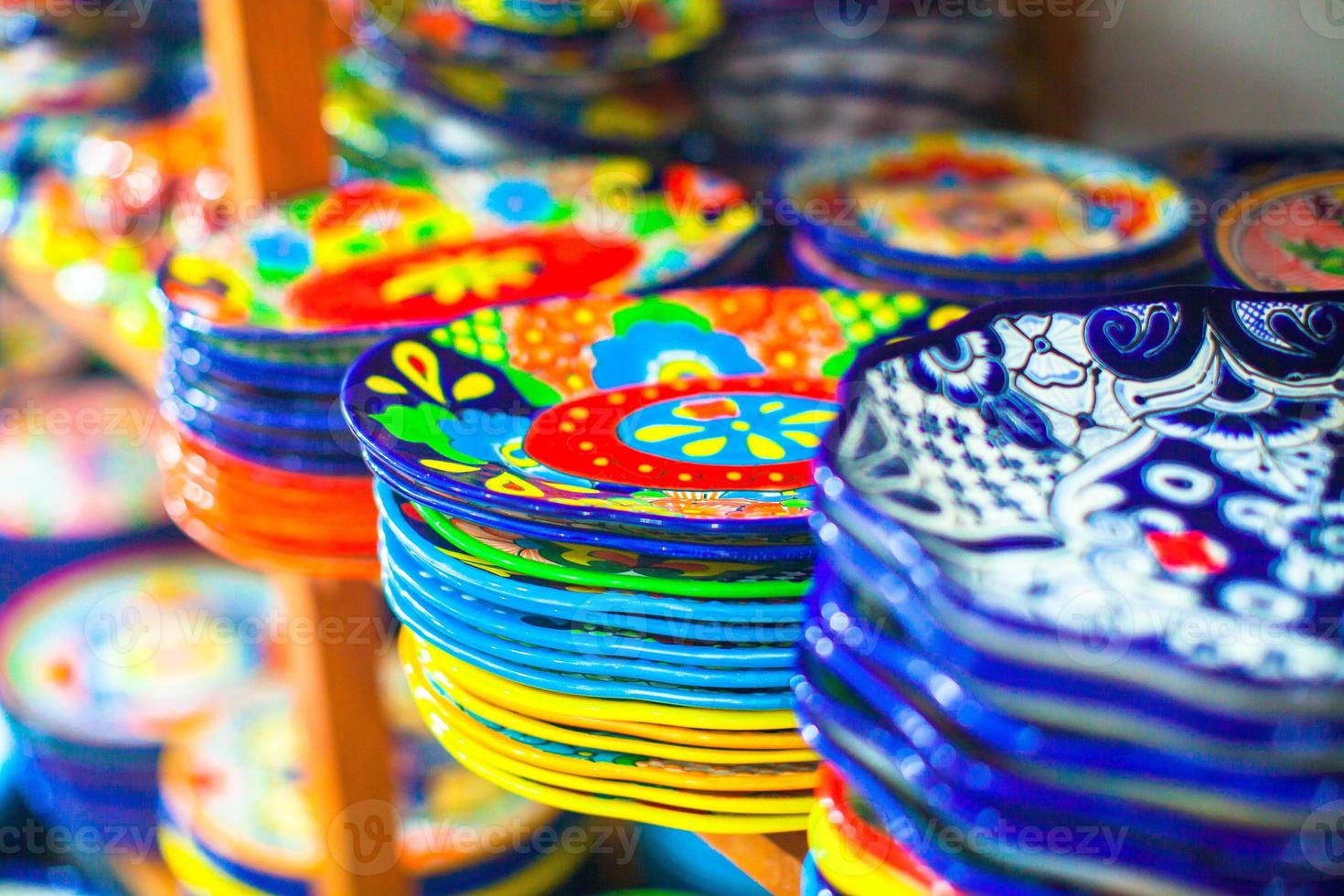 Bunte traditionelle mexikanische Keramik auf dem Straßenmarkt foto