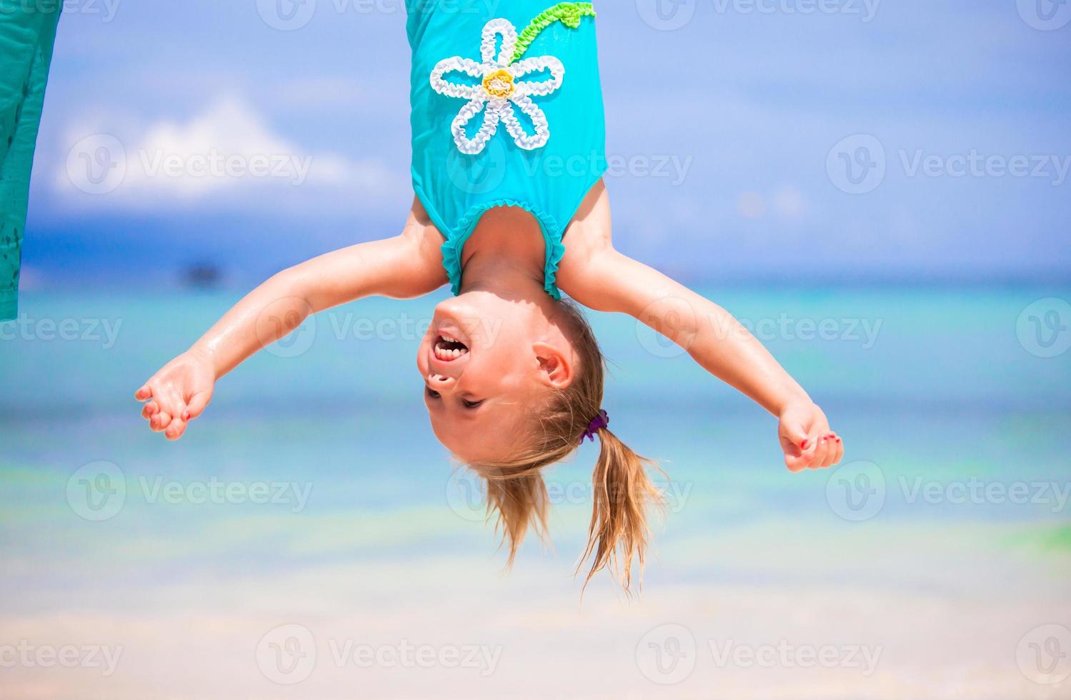 glückliches kleines mädchen im freien während der sommerferien viel spaß mit vater foto