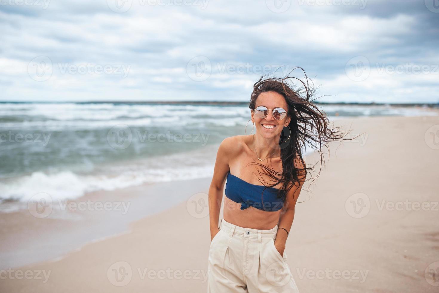 junge glückliche Frau am Strand foto