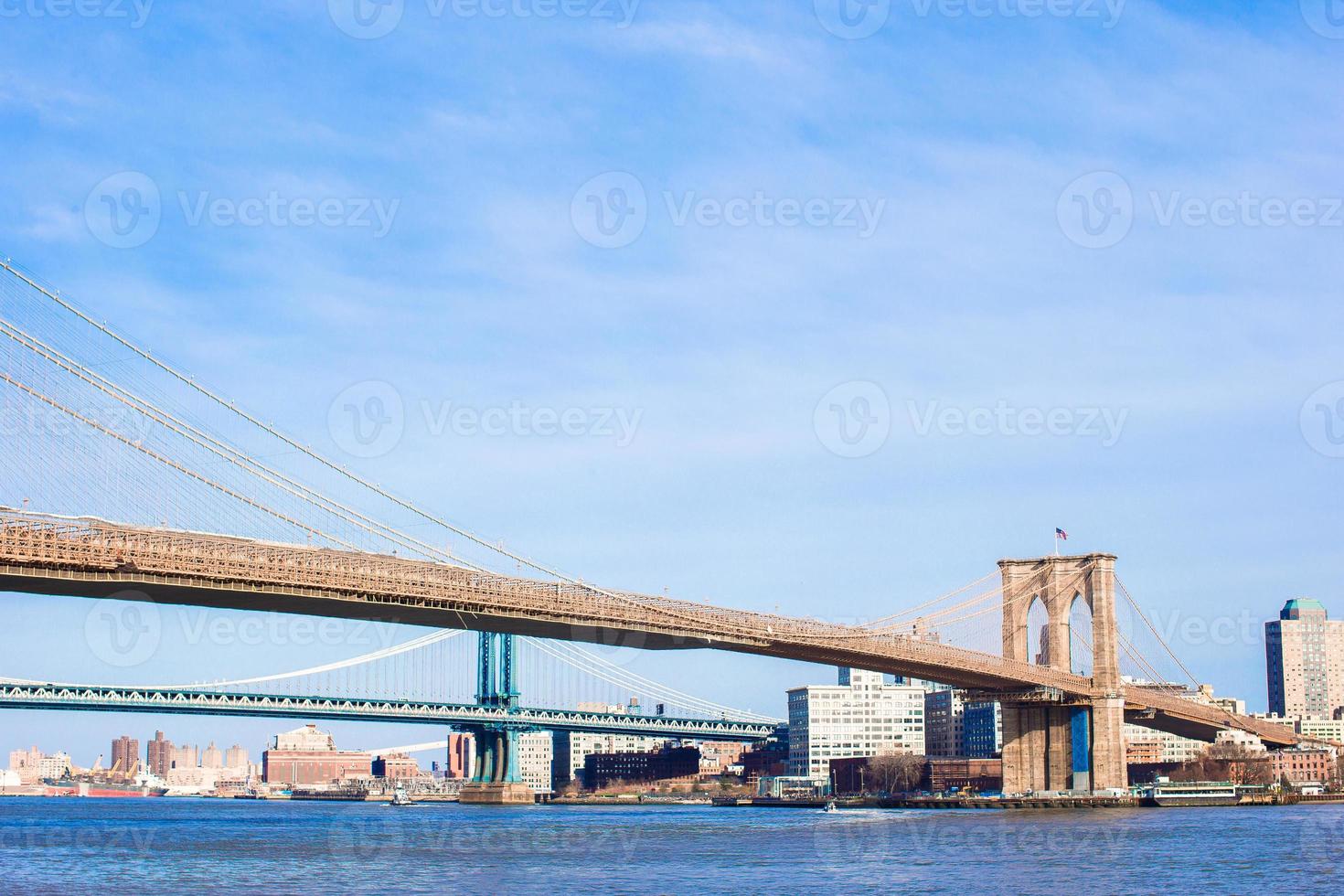 Brooklyn Bridge über den East River von New York City aus gesehen foto