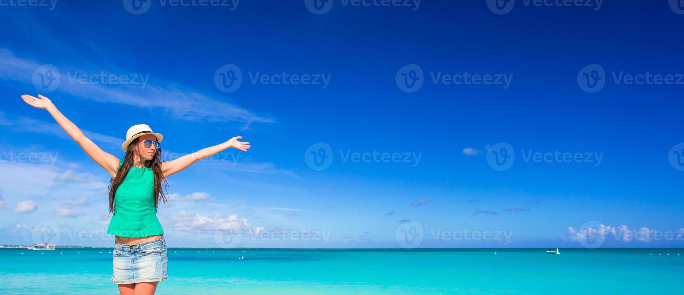 junge glückliche Frau am Strand während ihrer Sommerferien foto