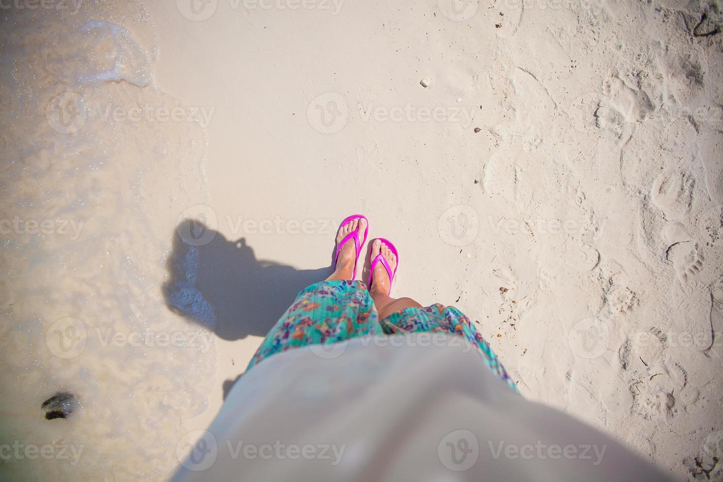 Nahaufnahme des Fußes einer Frau im Schiefer am Sandstrand foto