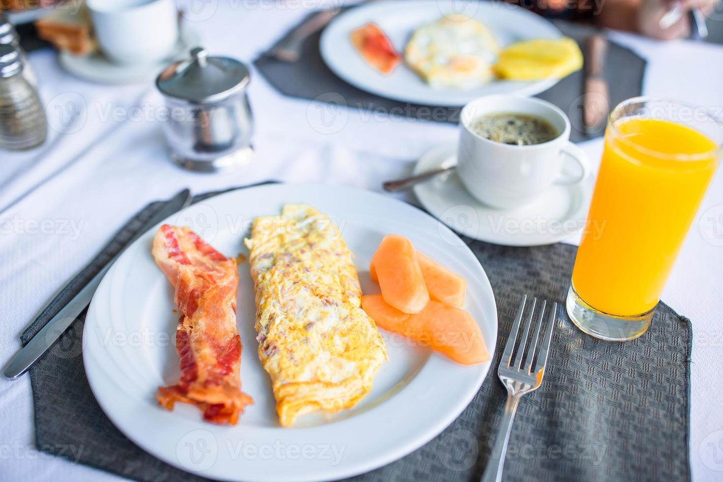 Gesundes, leckeres Frühstück am Tisch im Café im Freien foto