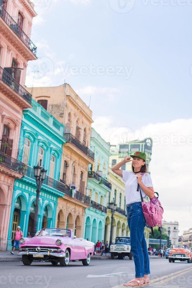 junge Frau im beliebten Viertel in Alt-Havanna, Kuba. schöne Mädchen Reisenden Hintergrund bunte Häuser in der Stadt foto