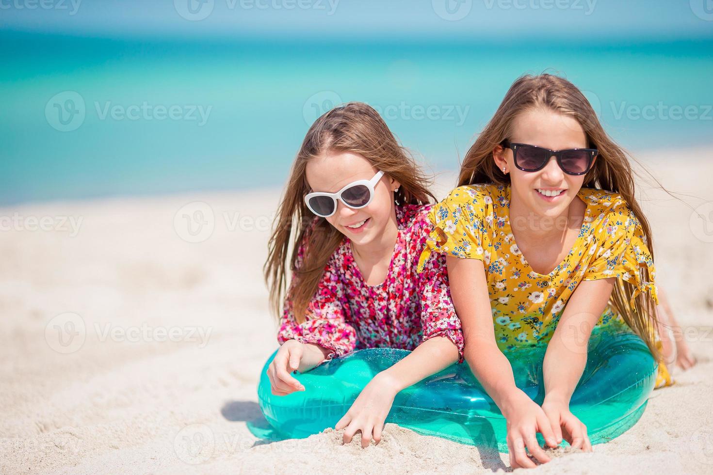 entzückende kleine Mädchen während der Sommerferien haben Spaß zusammen foto