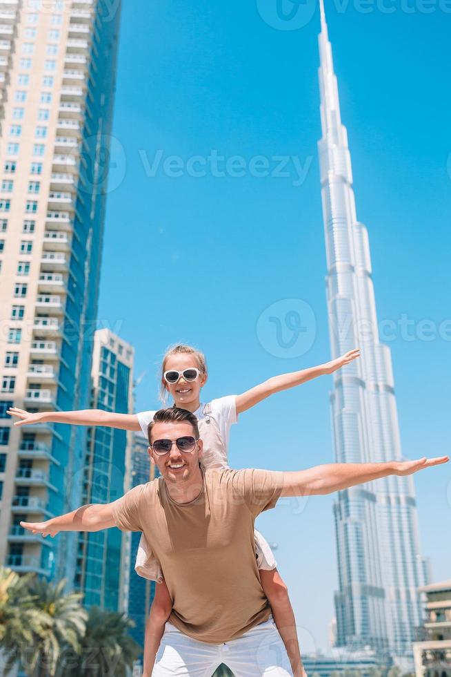 glückliche familie von vater und kind, die in dubai spazieren gehen foto