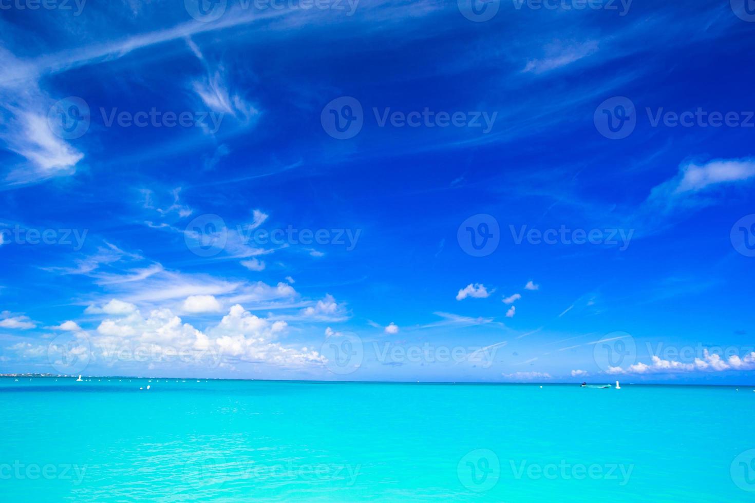 weißer Sandstrand mit türkisfarbenem Wasser auf perfekter Insel foto